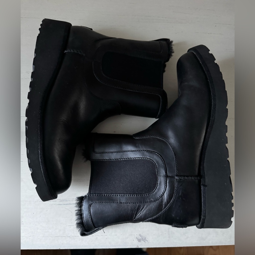 UGG waterproof Chelsea boots! Size 7 Good condition